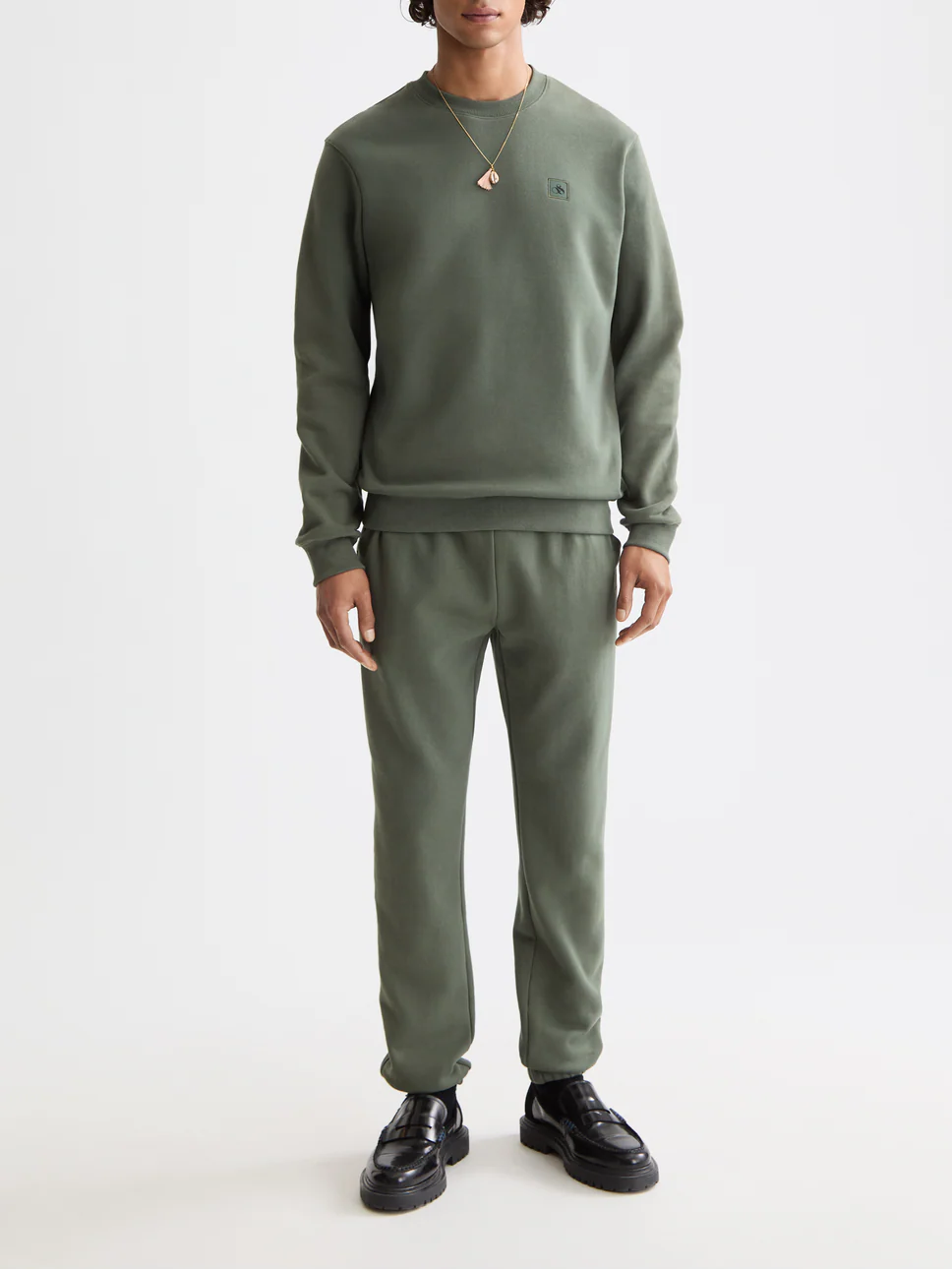 Seasonal Essentials Regular logo sweatshirt - Image 15