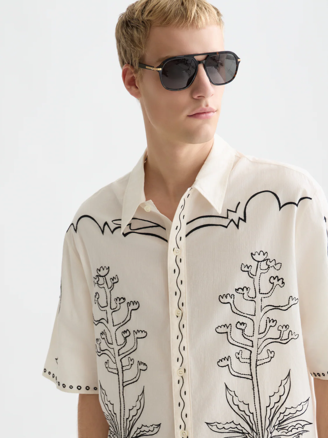 Embroidered seersucker relaxed short sleeve shirt - Image 3