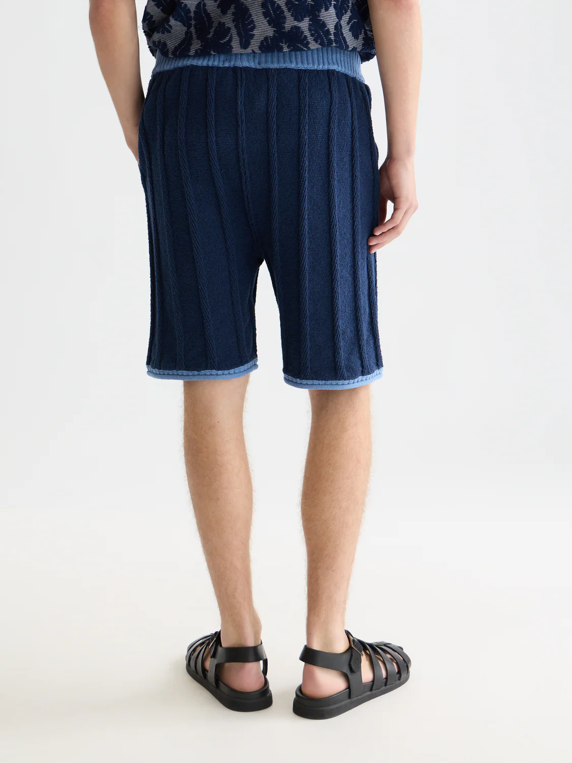 Structured knitted shorts - Image 11