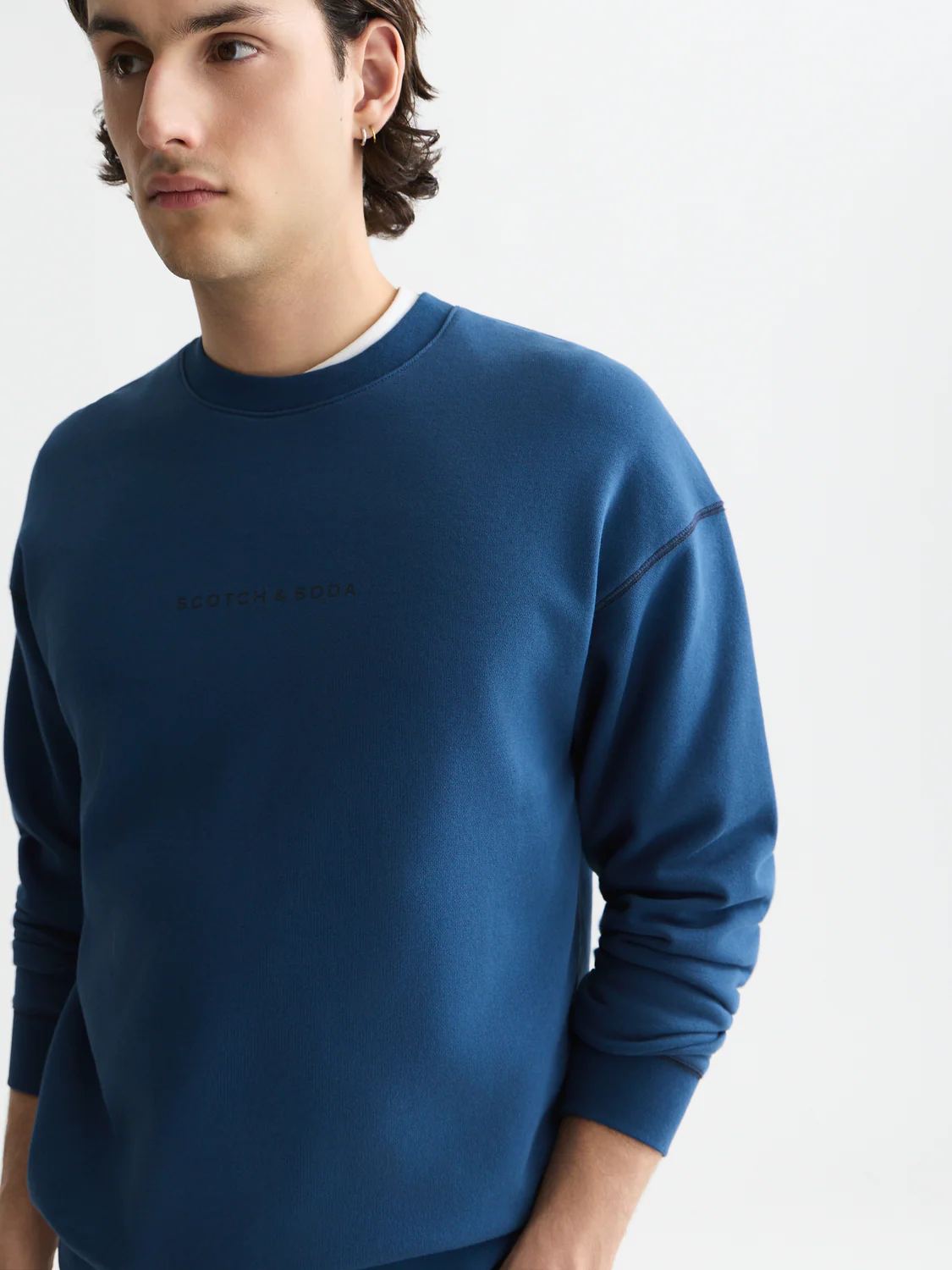 Seasonal Essentials chest artwork relaxed sweatshirt - Image 3