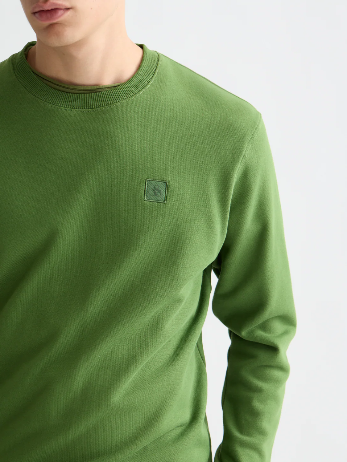 Seasonal Essentials logo badge sweatshirt - Image 3