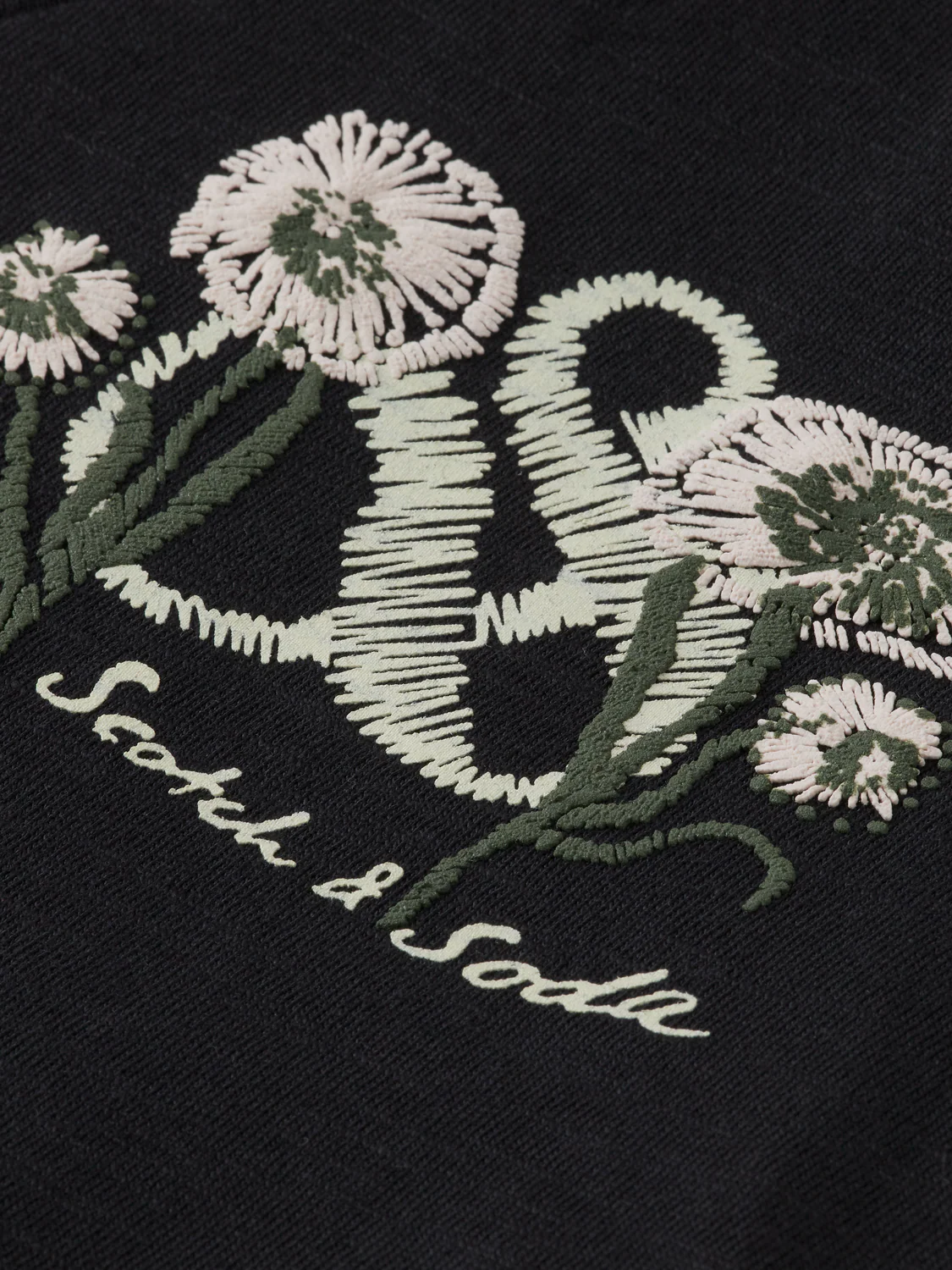 V-neck embroidered artwork T-shirt - Image 14