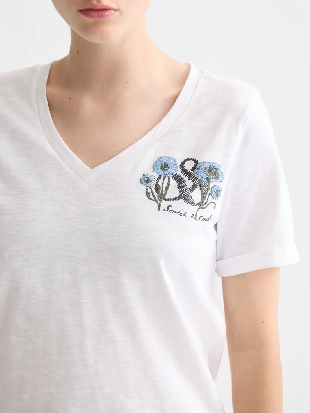 V-neck embroidered artwork T-shirt - Image 3