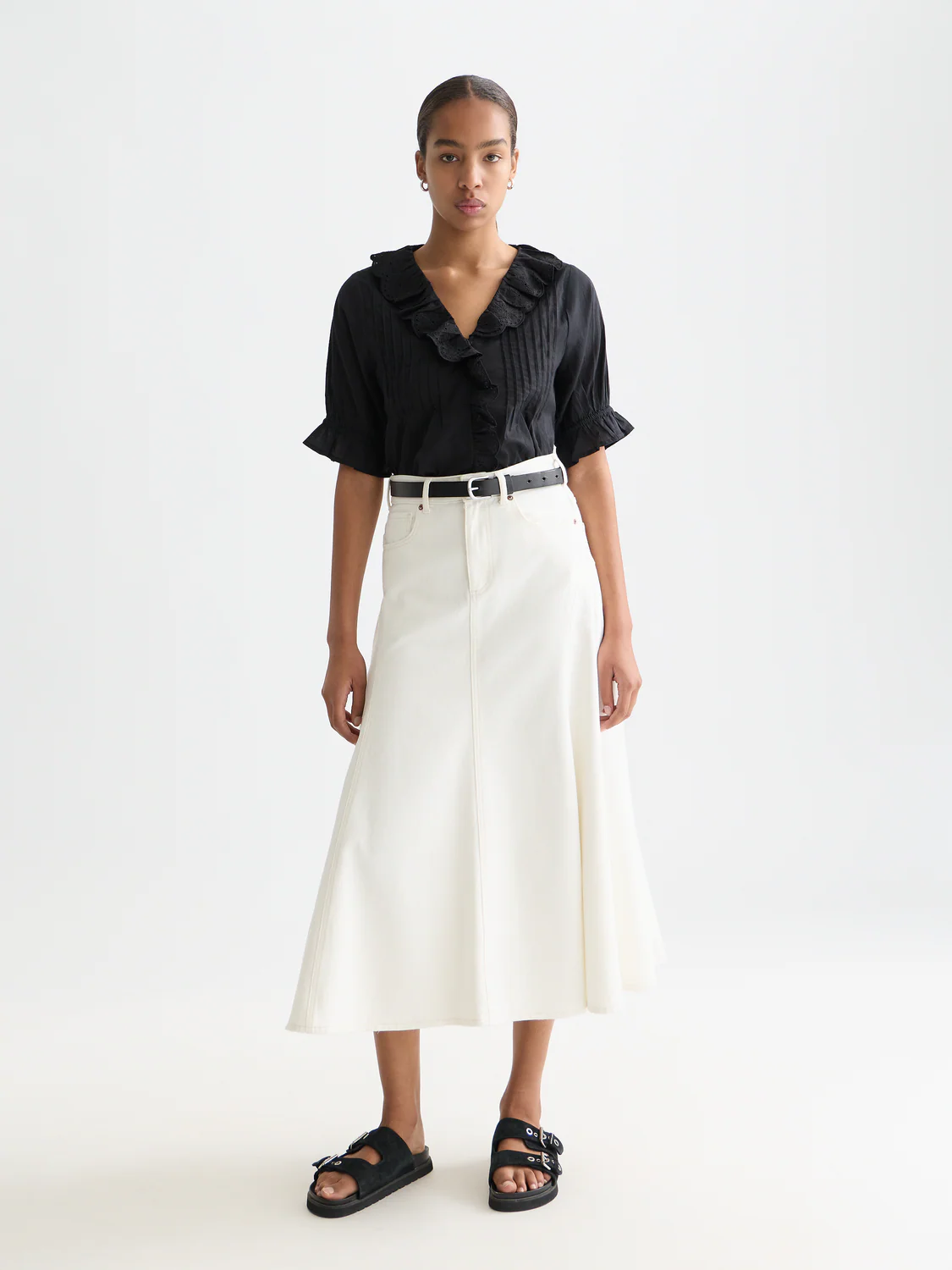 Short sleeve blouse with embroidered details - Image 2