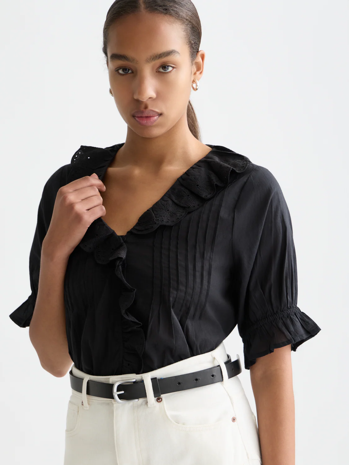Short sleeve blouse with embroidered details - Image 3