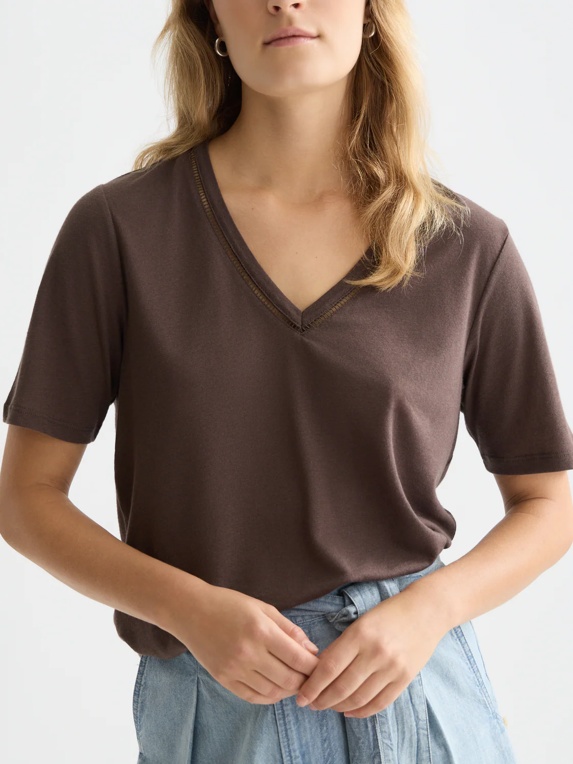Linen V-neck T-shirt - Image 10