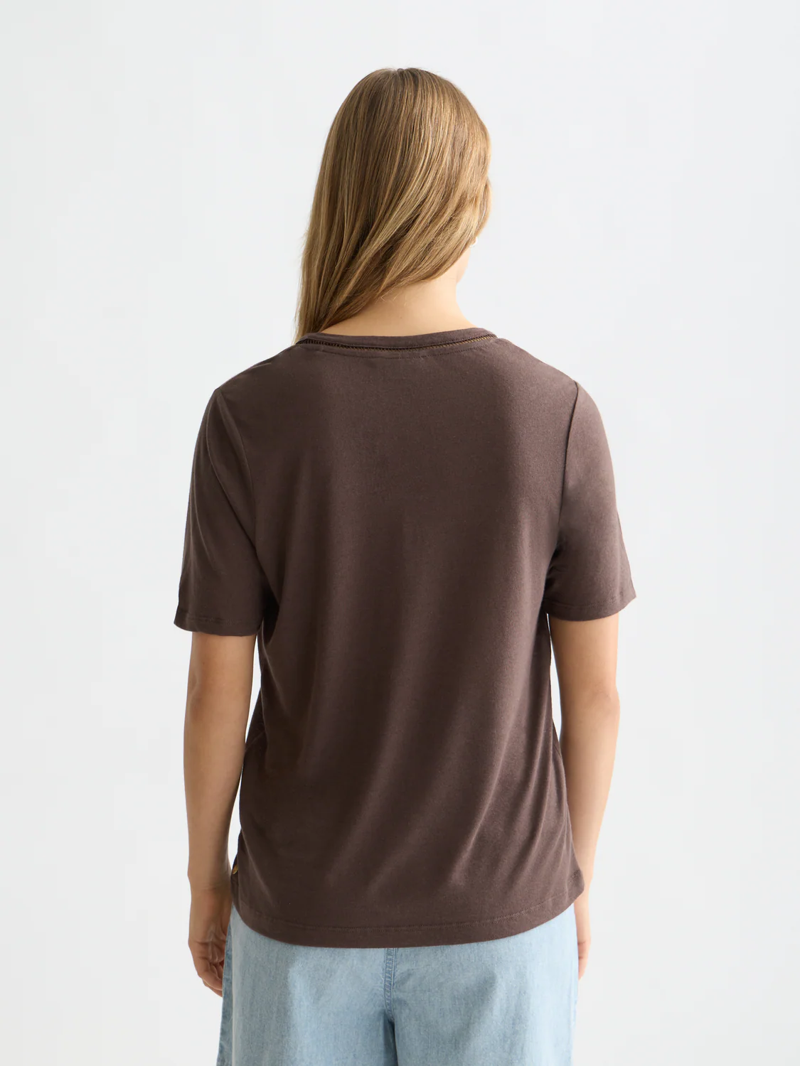 Linen V-neck T-shirt - Image 11