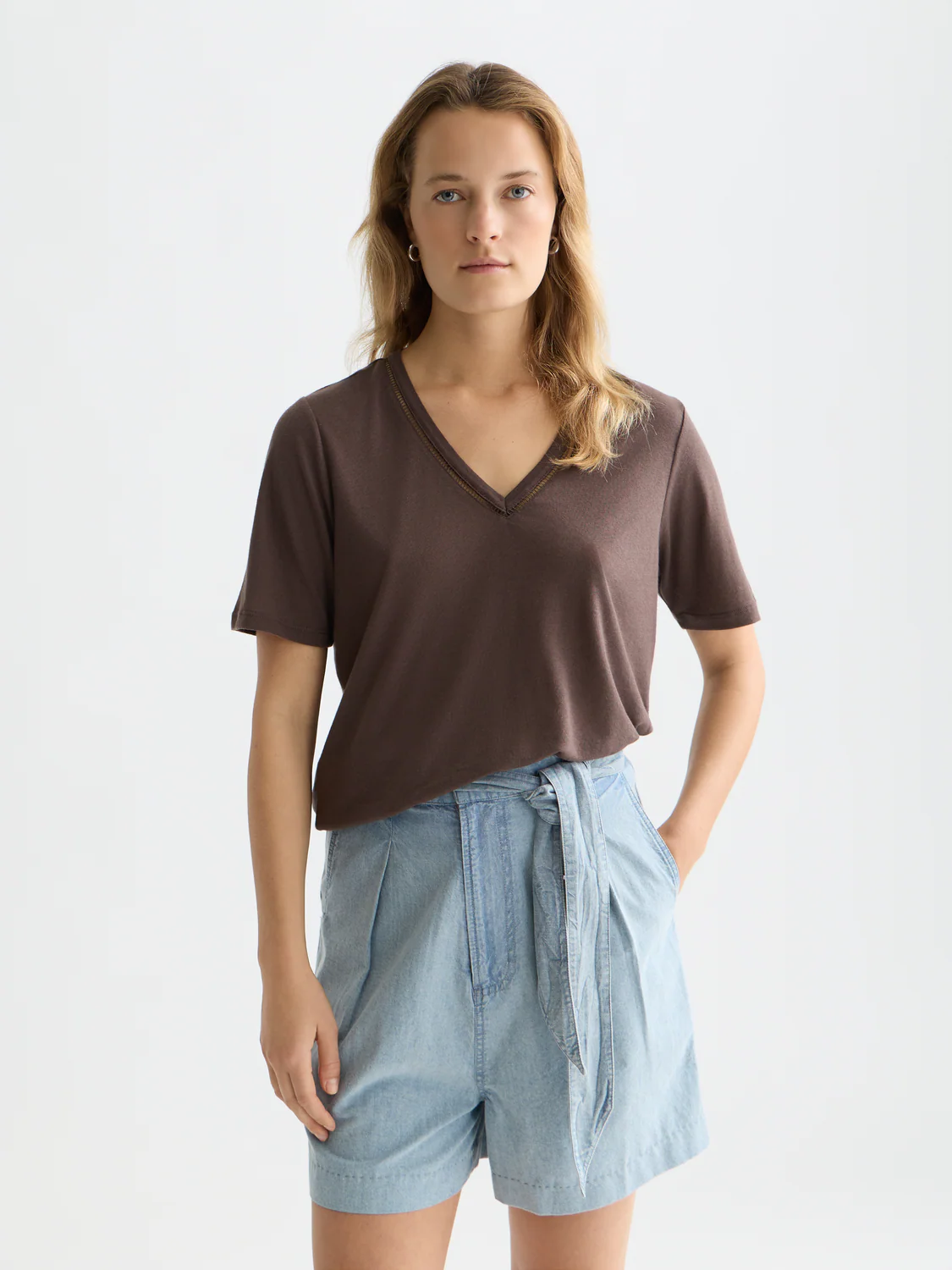 Linen V-neck T-shirt - Image 8