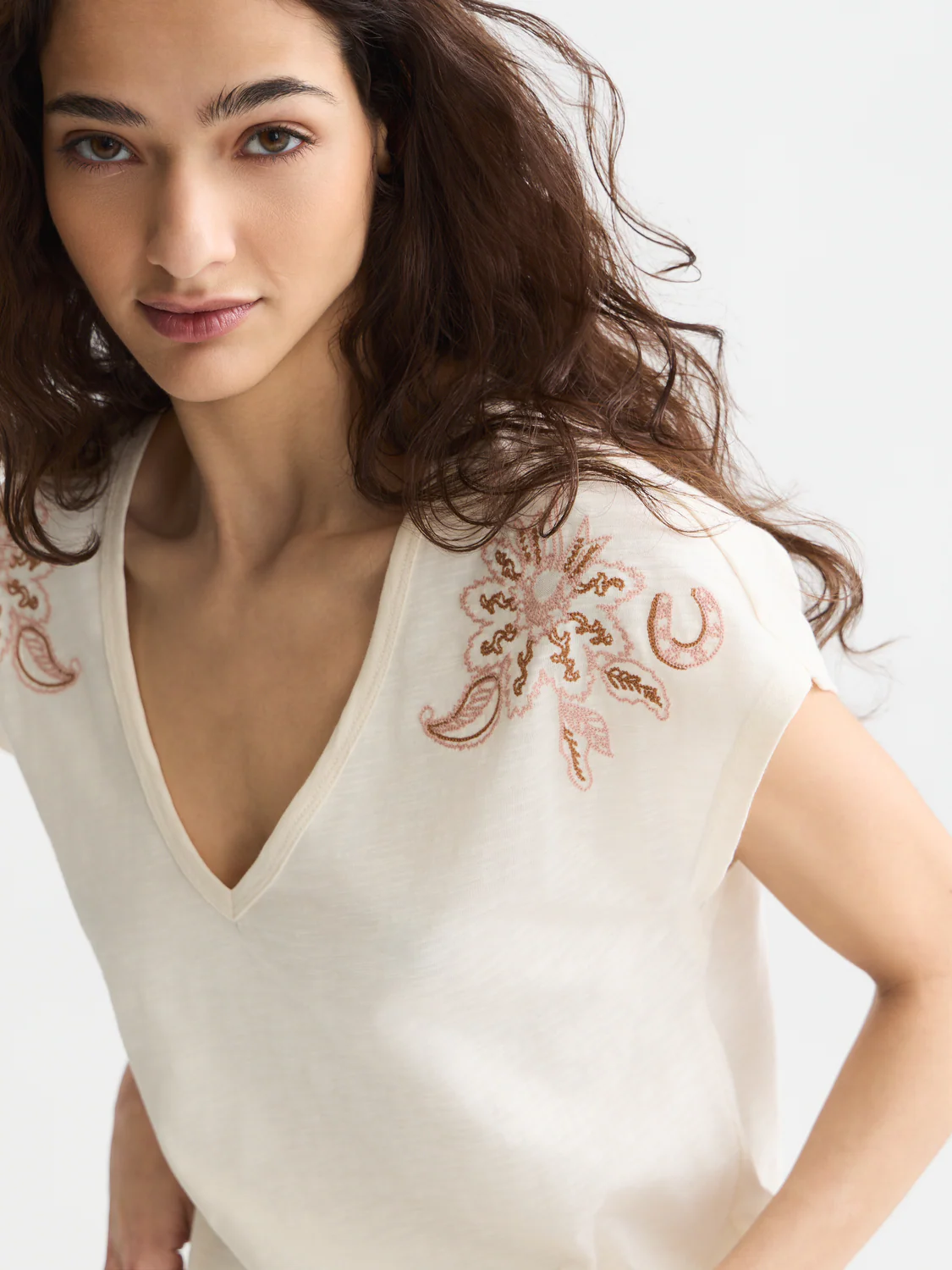 Embroidered V-neck T-shirt - Image 10