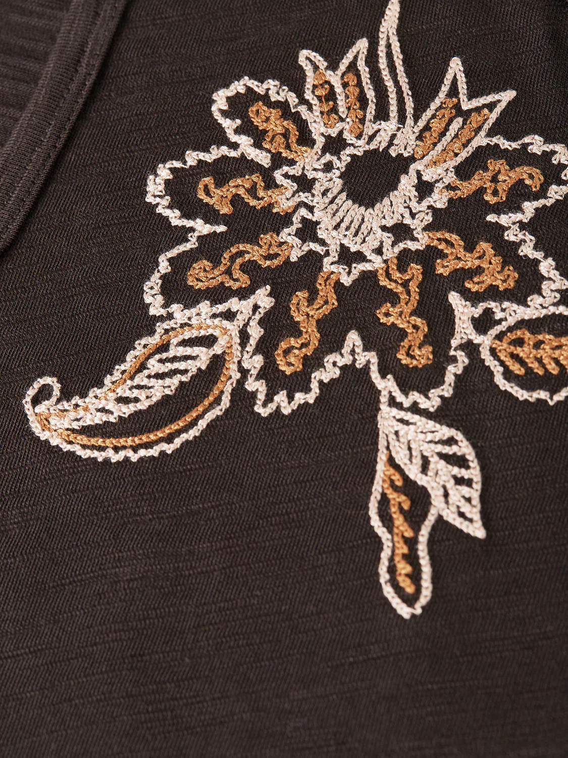 Embroidered V-neck T-shirt - Image 7