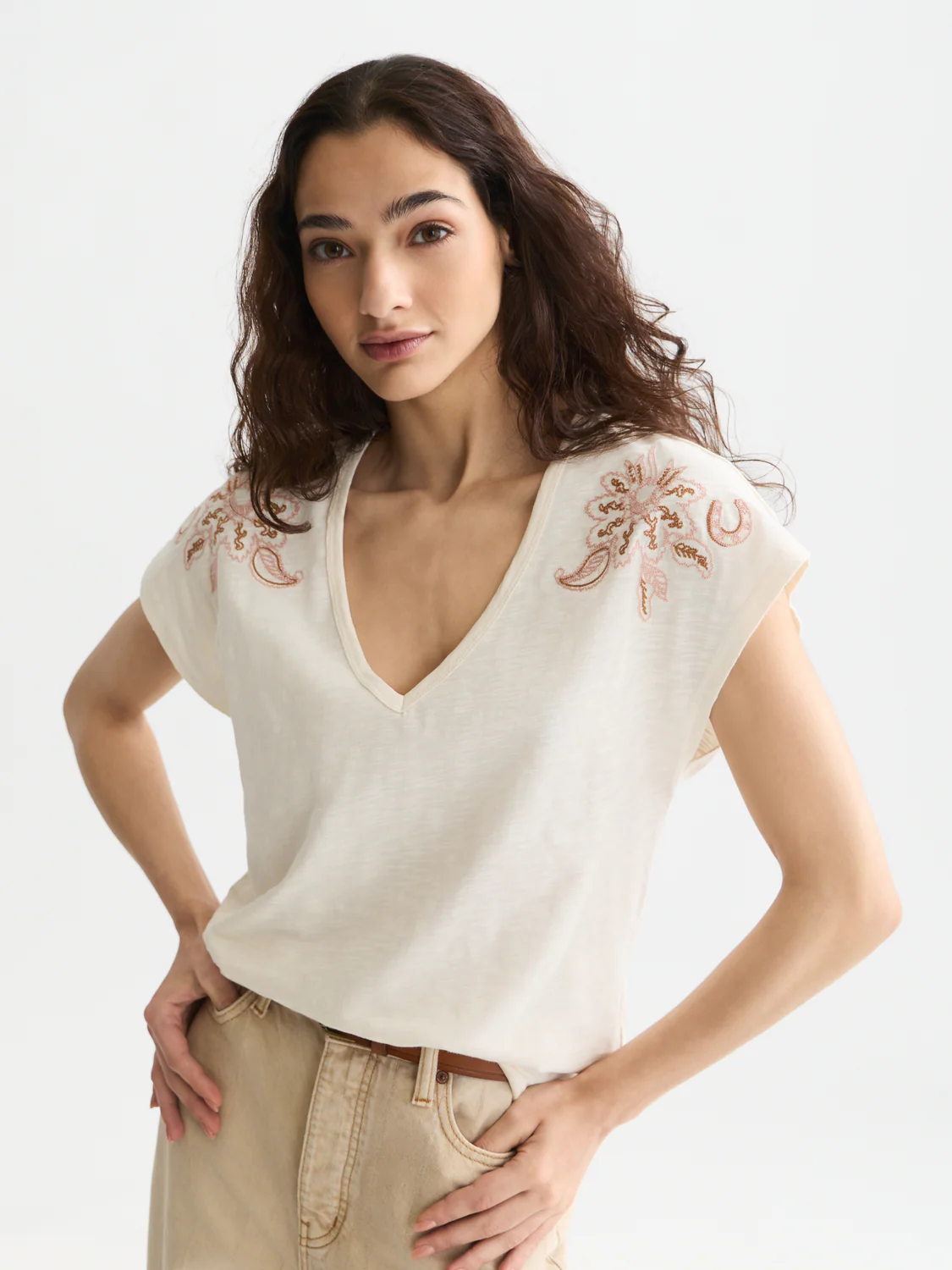 Embroidered V-neck T-shirt - Image 8