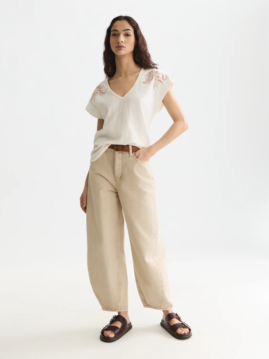 Embroidered V-neck T-shirt - Image 9