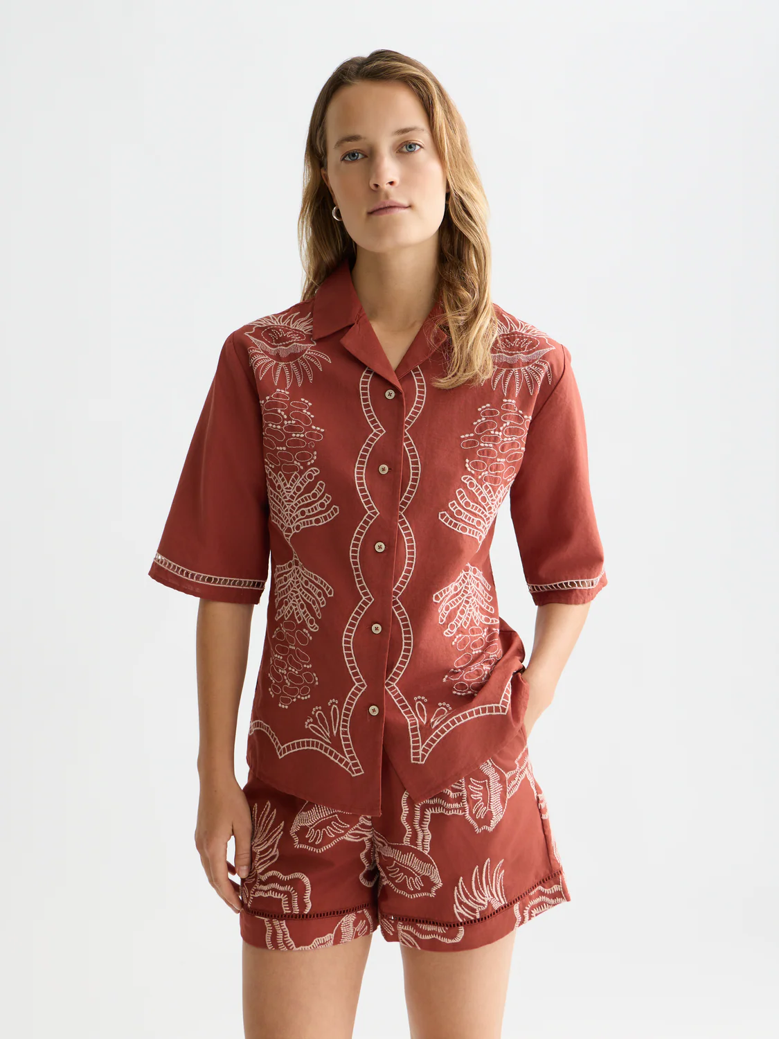Embroidered short sleeved fitted shirt