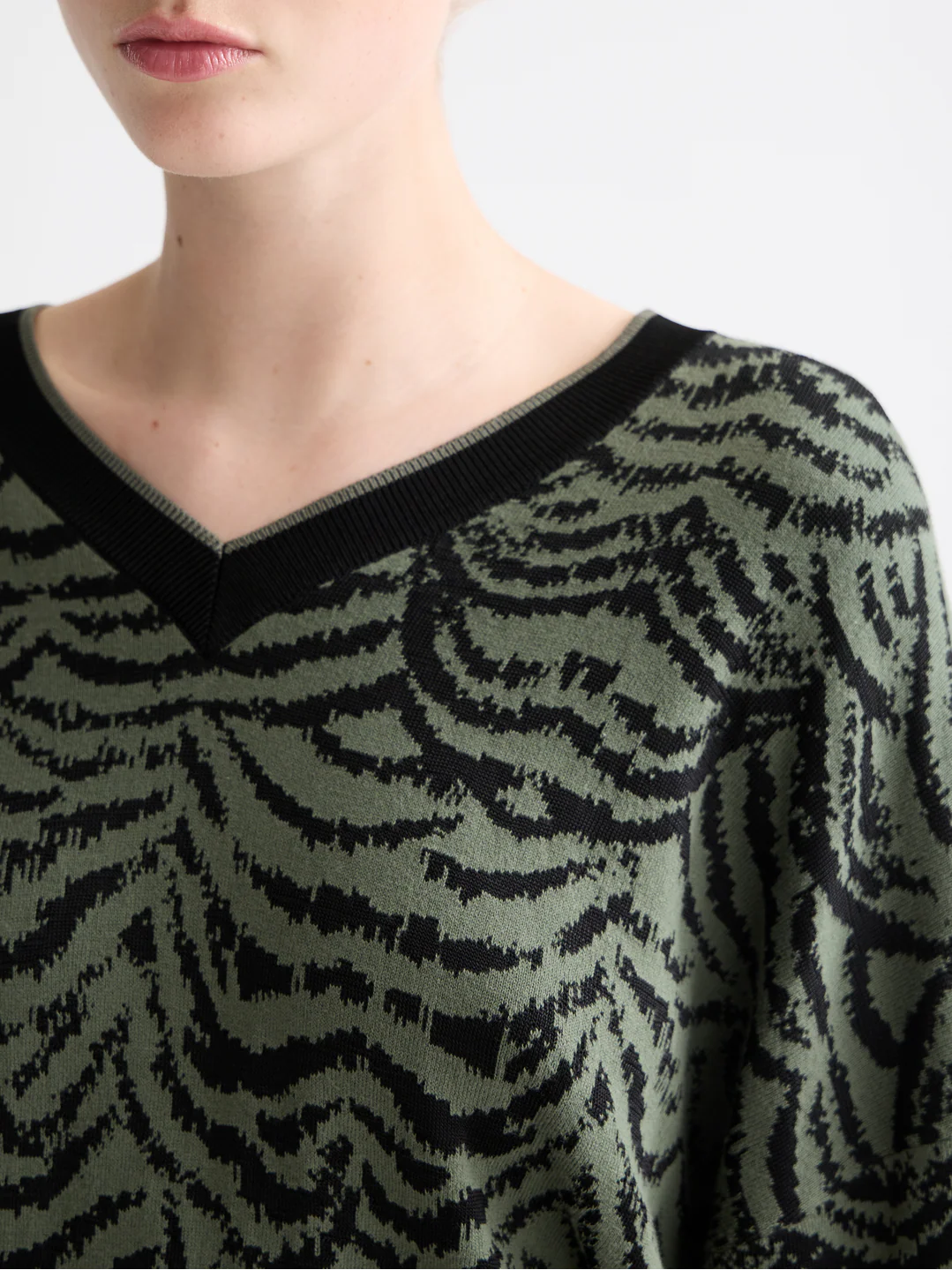 Jacquard V-neck pullover - Image 3