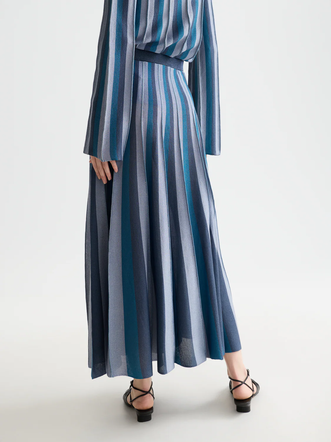Pleated stripe knitted midi skirt - Image 3