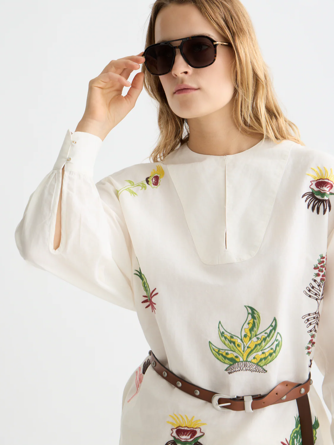Embroidered short bib dress - Image 3