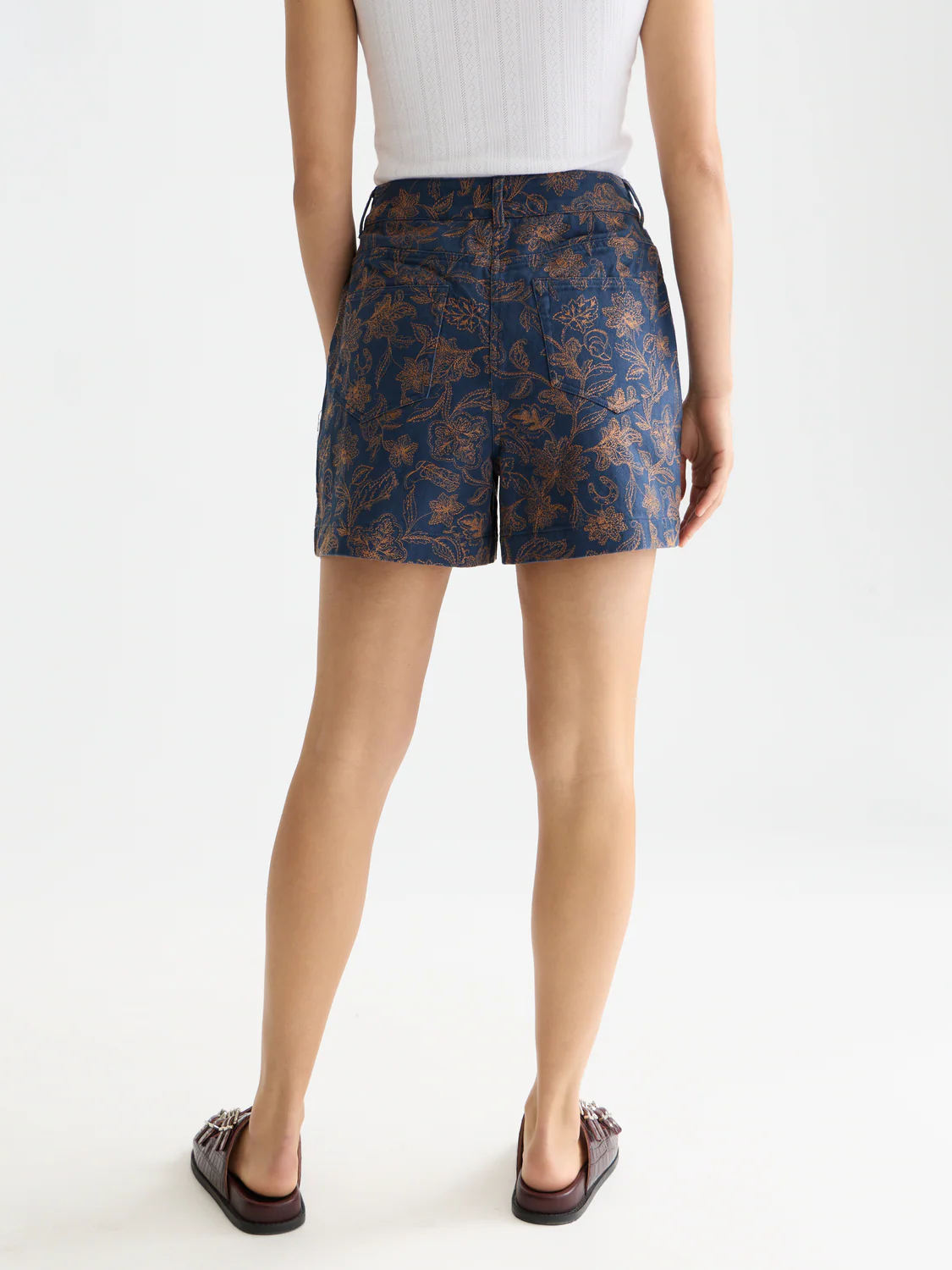 Embroidered high rise shorts - Image 4